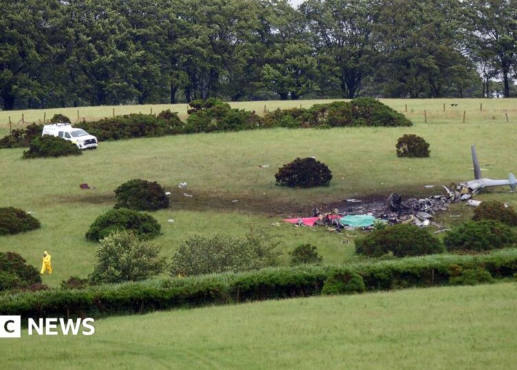 As investigações de acidente de helicóptero da Marinha Real continuam em Devon