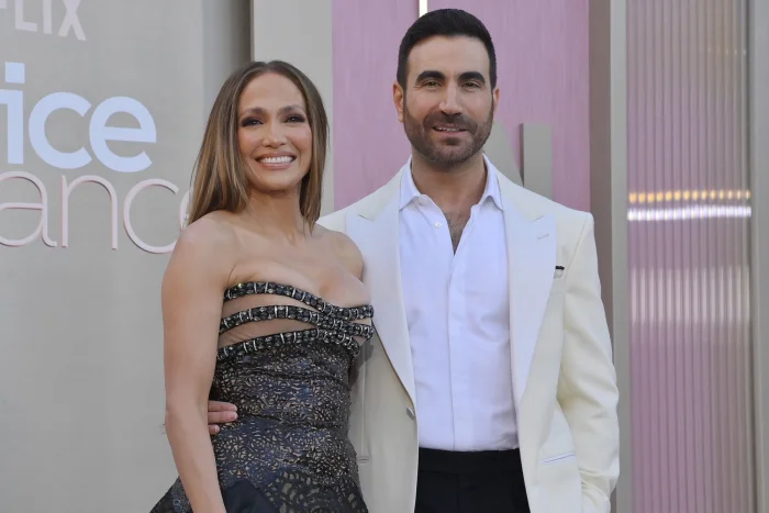 Assista: Jennifer Lopez ficou ‘maravilhada’ com a homenagem do vestido verde ‘Off Campus’