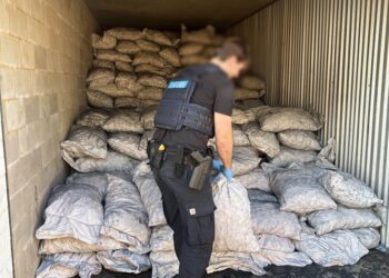 Atriz de Hollywood Emaa Hussen acusada de tentar contrabandear 300 kg de metanfetamina para a Austrália