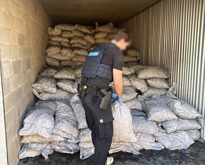 Atriz de Hollywood Emaa Hussen acusada de tentar contrabandear 300 kg de metanfetamina para a Austrália