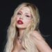 Ava Max chama homofóbicos de 'idiotas' e abraça uma redefinição de carreira