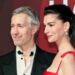 Barbra Streisand embala a barriga da grávida Anne Hathaway