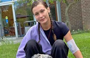 Bella Hadid chora, detalha a doença crônica causada pela doença de Lyme