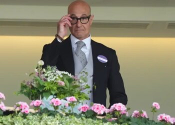 'Best of British' - Camilla em Ascot enquanto divide o camarote real com Stanley Tucci