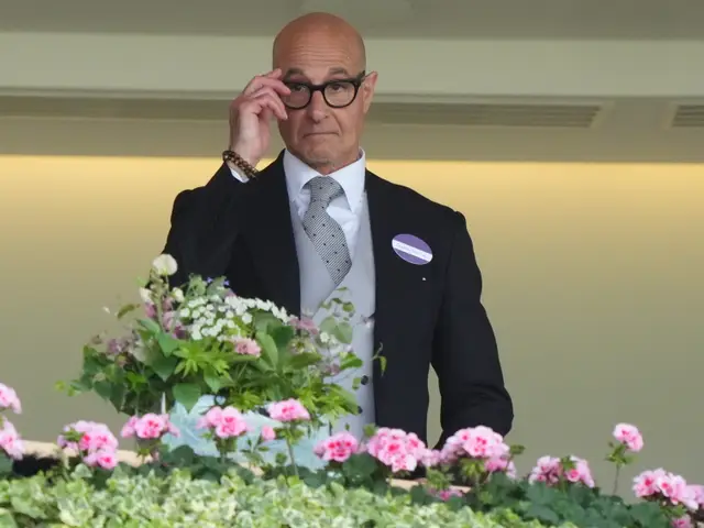 'Best of British' - Camilla em Ascot enquanto divide o camarote real com Stanley Tucci