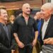 Billy Joel comparece à introdução do agente de reservas de longa data Dennis Arfa ao Hall da Fama da Música e Entretenimento de Long Island