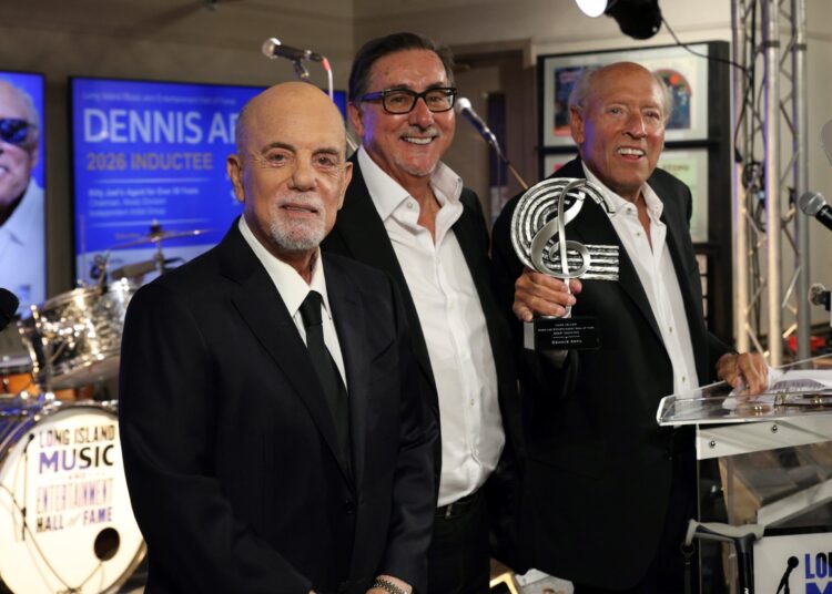 Billy Joel introduz Dennis Arfa no Hall da Fama da Música e Entretenimento de Long Island