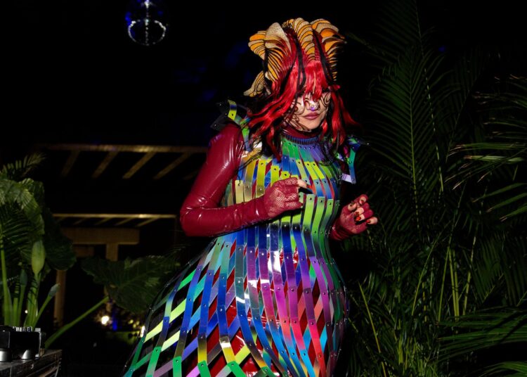 Björk apresenta a nova música 'Nerve Bloom' com visuais impressionantes na abertura da exposição Echolalia