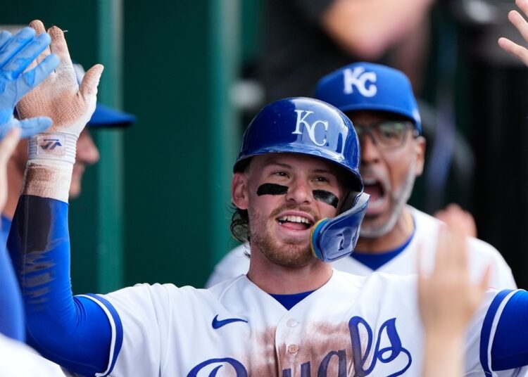Bobby Witt Jr. homenageia antes de sair com uma lesão no joelho na vitória do Royals por 14-6 sobre o Cardinals