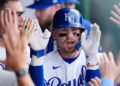 Bobby Witt, do Royals, deixa o jogo dos Cardinals com desconforto no joelho