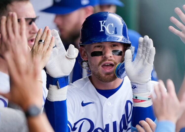 Bobby Witt, do Royals, deixa o jogo dos Cardinals com desconforto no joelho