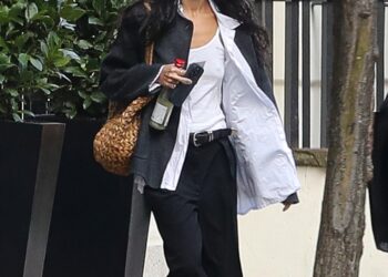 Bolsas de ráfia combinando provam que os estilos de Zoë Kravitz e Harry são o fim do jogo
