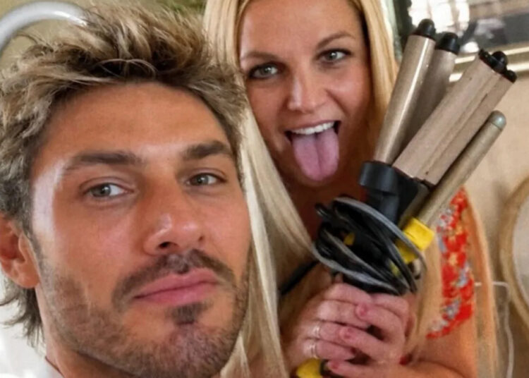 Britney Spears faz uma aparição rara com novo visual após prisão por DUI