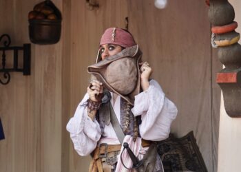 Capitão Jack Sparrow adicionado ao entretenimento não tão assustador da festa de Halloween do Mickey