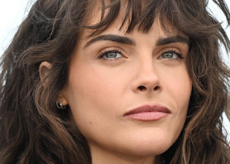 Cara Delevingne confirma relacionamento com Amber Heard