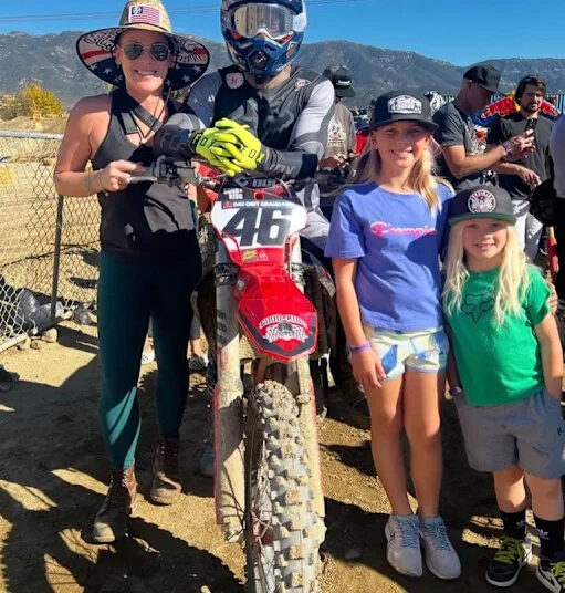 Carey Hart elogia Pink na postagem do Dia dos Pais e diz que criar filhos com ela tem sido o ‘destaque de sua vida’