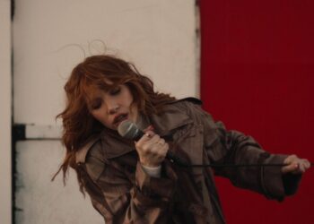 Carly Rae Jepsen quer ser mais que amiga na nova música “On Wires”
