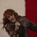 Carly Rae Jepsen quer ser mais que amiga na nova música “On Wires”