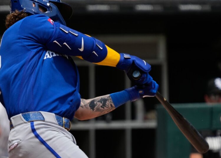 Carter Jensen amplia sua seqüência de rebatidas enquanto os Royals evitam a raspagem na vitória por 5-4