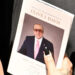 Celebridades orientadas por Clive Davis vistas em emocionante cerimônia fúnebre