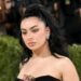 Charli XCX anuncia novo álbum 'Music, Fashion, Film' lançado em julho