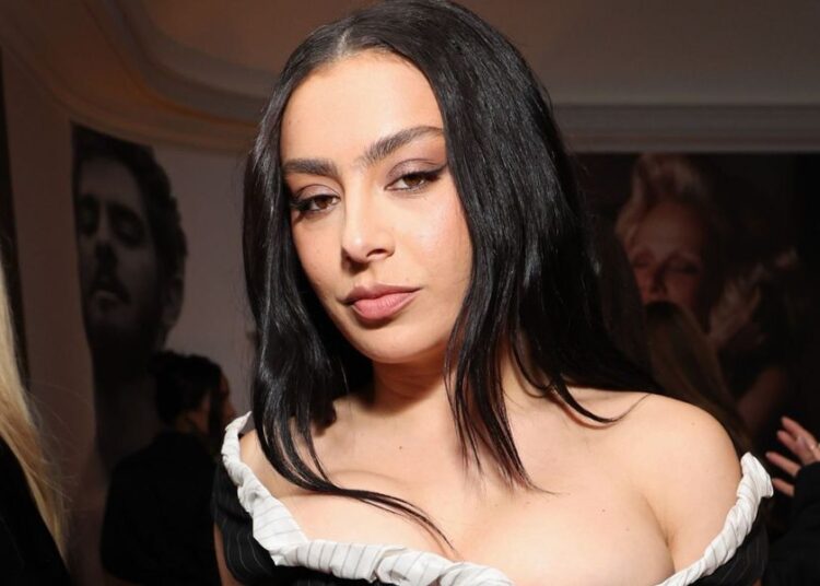 Charli XCX detalha encontros 'inspiradores' em festas de Paris com Madonna
