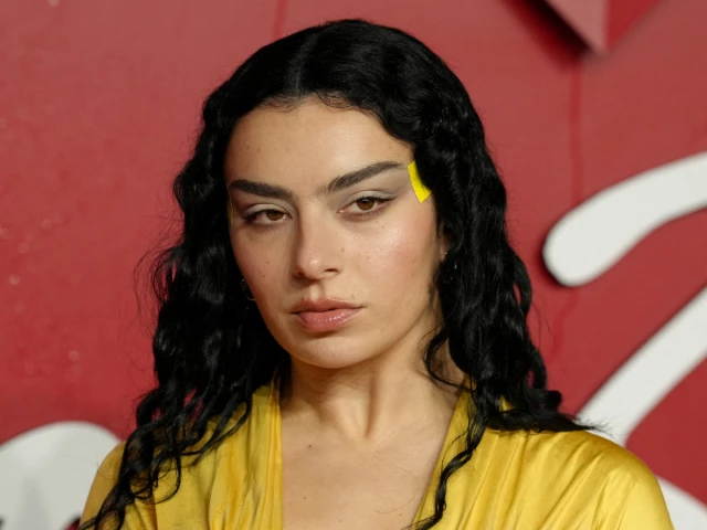 Charli xcx anuncia nova turnê norte-americana 'Music, Fashion, Film'