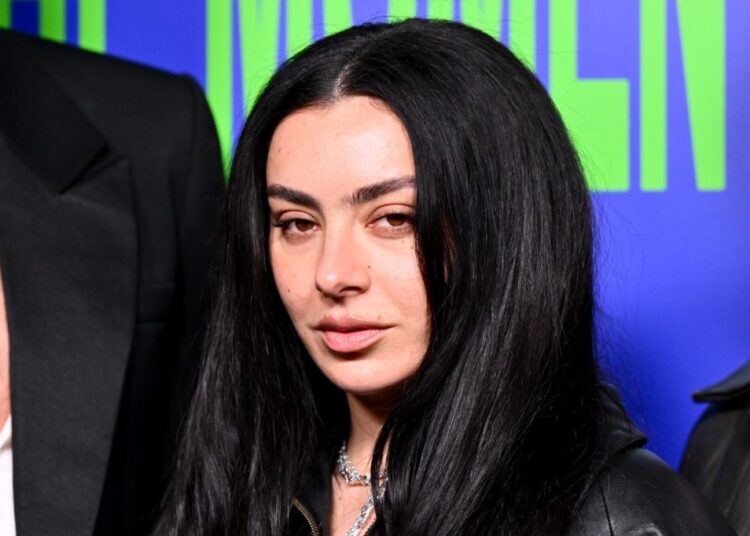 Charli xcx compartilha data de lançamento do novo álbum ‘Music, Fashion, Film’