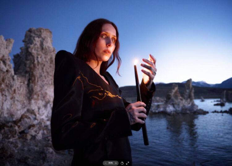 Chelsea Wolfe retorna com duas novas músicas The Dark and Death Is Not The End