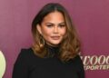 Chrissy Teigen detalha 'ondas' de luto após a morte do pai