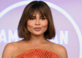 Chrissy Teigen diz ‘Fui para a cama sem pai’ enquanto lamenta a morte súbita do padre Ron