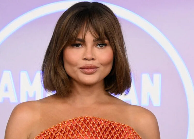 Chrissy Teigen diz ‘Fui para a cama sem pai’ enquanto lamenta a morte súbita do padre Ron