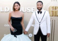 Chrissy Teigen lamenta a morte inesperada do pai em um anúncio emocionante