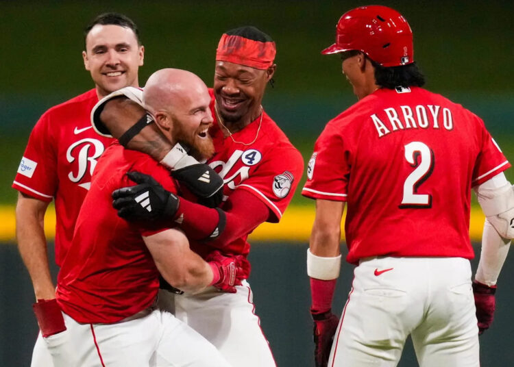 Cincinnati Reds venceu Kansas City Royals por 4 a 3, apesar de registrar apenas quatro rebatidas