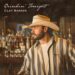 Clay Barker canaliza a nostalgia country do início dos anos 2000 com a nova música 'Drinkin' Tonight'