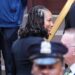 Clive Davis homenageado em funeral que atrai Keys, Springsteen, Warwick e mais