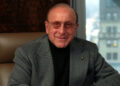 Clive Davis, ícone da música que assinou com Whitney Houston e Carrie Underwood, morreu aos 94 anos