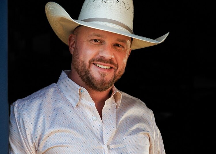 Cody Johnson revela 'Horseback' do próximo álbum 'Banks of the Trinity'