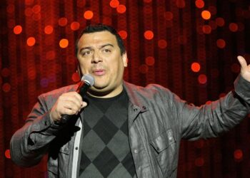 Comediante Carlos Mencia é preso sob suspeita de crime de sonegação fiscal