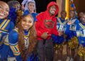 Comediante e ator Nick Cannon visita duas escolas secundárias da LI