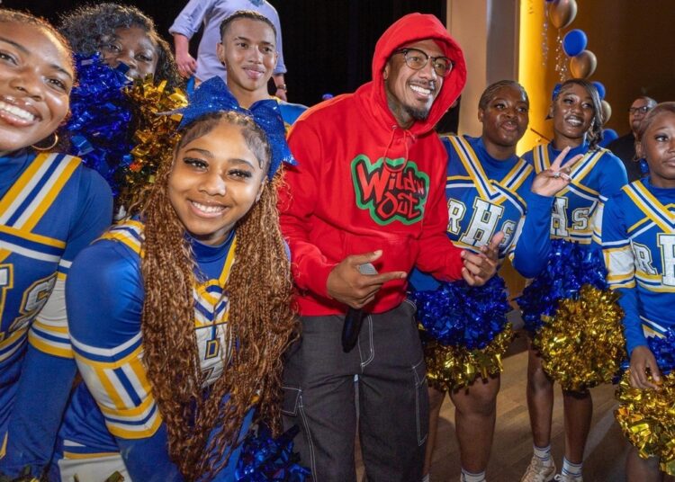 Comediante e ator Nick Cannon visita duas escolas secundárias da LI