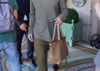 Connor Storrie Masters Tonal Dressing na Semana de Moda Masculina de Paris