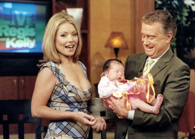 Criador de 'Parks and Rec' compartilha memória 'favorita' do falecido sogro Regis Philbin