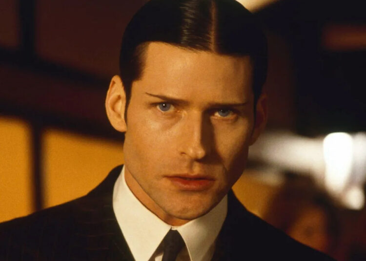 Crispin Glover rejeita a alegação de que manteve a ex como 'escrava sexual' e a acusa de agressão e agressão em denúncia cruzada