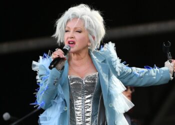 Cyndi Lauper relembra desentendimento com Steven Spielberg por causa do videoclipe de “The Goonies”