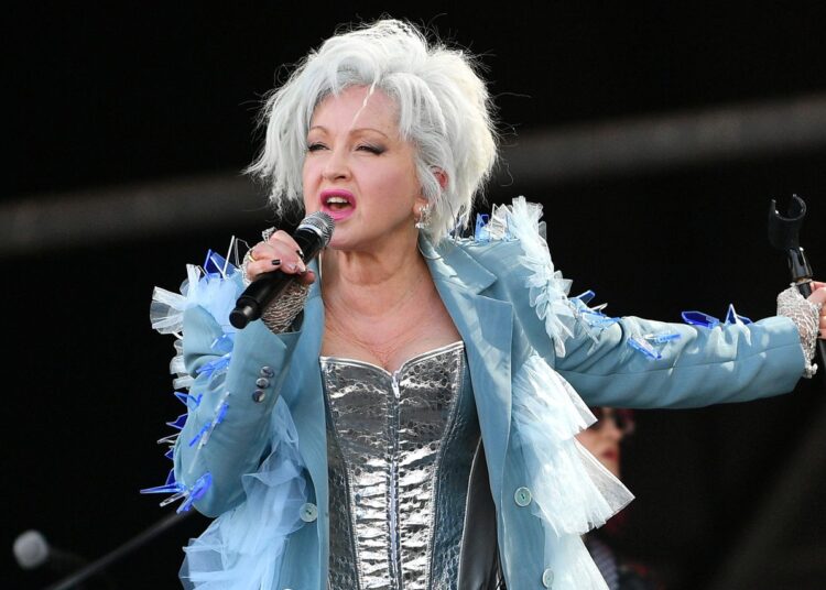 Cyndi Lauper relembra desentendimento com Steven Spielberg por causa do videoclipe de “The Goonies”