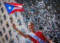 Desfile do Dia de Porto Rico marcha por Manhattan com música pulsante e cores vibrantes