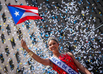 Desfile do Dia de Porto Rico marcha por Manhattan com música pulsante e cores vibrantes
