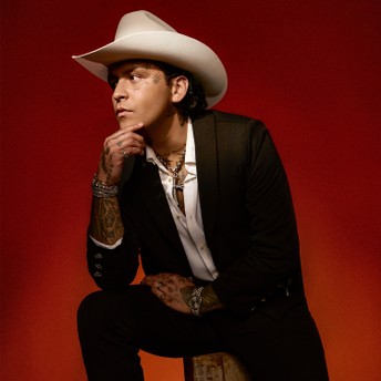 Dharius explora música regional com Christian Nodal em 'Ey Mezcal'