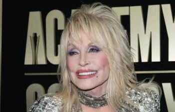 Dolly Parton faz uma aparição surpresa em meio a problemas de saúde